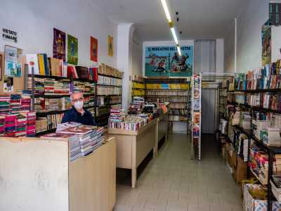 Qualche anno dopo il signore trov� un locale in via Bovio, dove inizi� ad allestire una vera e propria bottega di fumetti usati, ma nel 1967, purtroppo, mor�. Cos� fu proprio l�omonimo nipote, che all�epoca viveva in Germania, a tornare a Bari per rilevare l�attivit� spostandosi agli inizi degli anni 70 nell�attuale sede, sempre sulla stessa strada